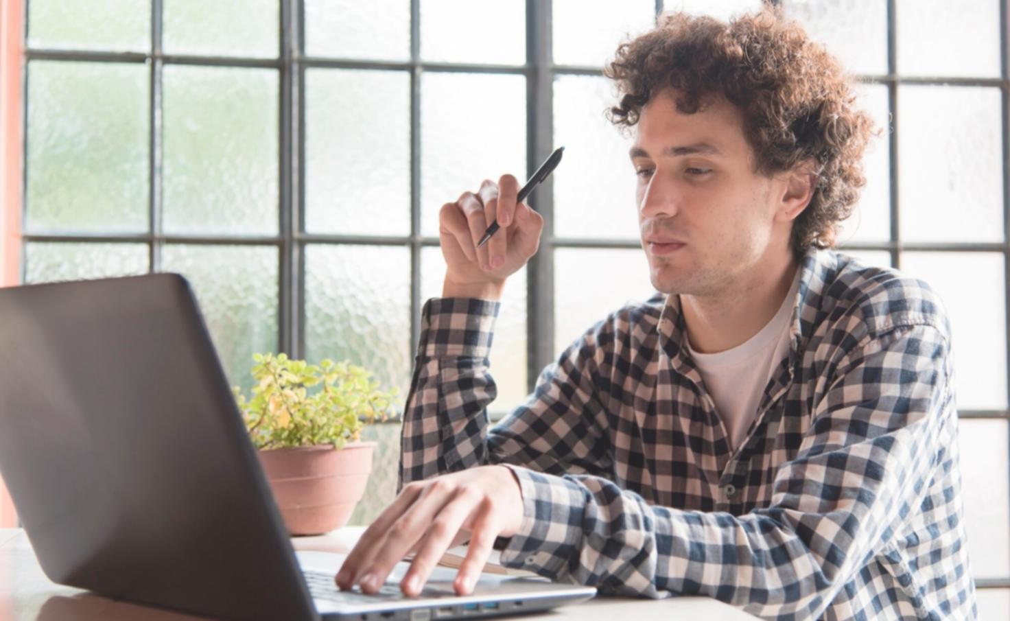 Bureau moderne avec documents financiers et calculatrice