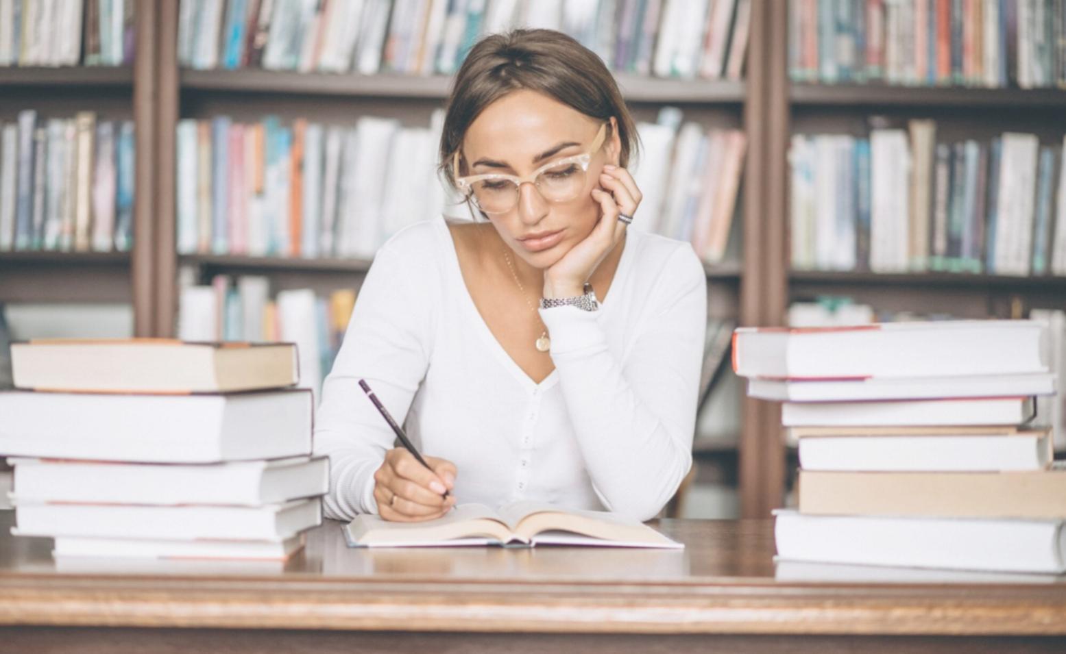 Réunion d'équipe analysant des données financières